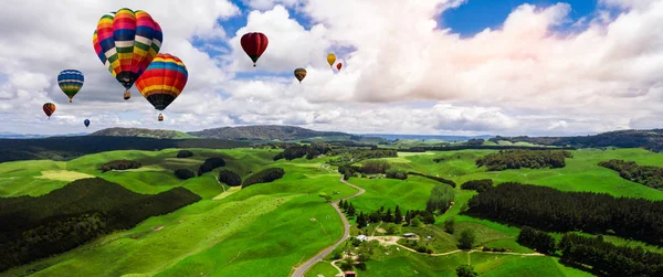 Naturaleza paisaje aire caliente globos festival en el cielo . —  Fotos de Stock