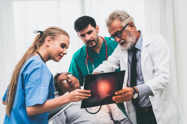 Medico lavoro di squadra con immagine pellicola a raggi x del paziente . — Foto Stock