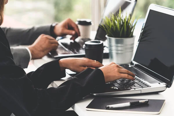 Zakenman en zakenvrouw aan het werk. — Stockfoto