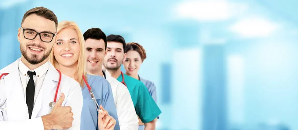 Arzt arbeitet im Krankenhaus mit anderen Ärzten zusammen. — Stockfoto