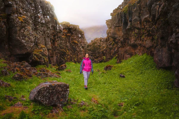 Femme voyageur randonnée à travers l'Islande paysage . — Photo