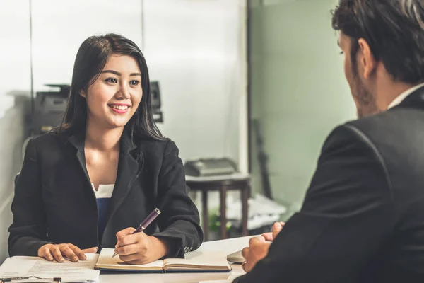 Empresario y empresaria en sala de reuniones . — Foto de Stock