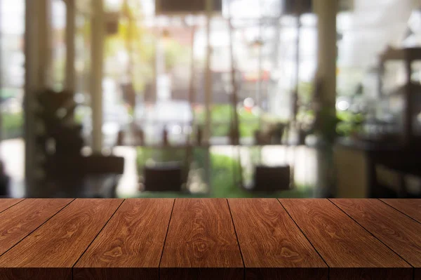 Table en bois dans le fond flou du restaurant moderne — Photo