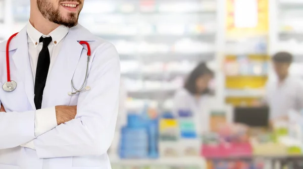 Farmacista maschio che lavora in farmacia. — Foto Stock