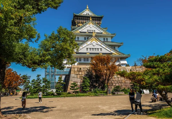 O castelo de Osaka em Osaka, Japão . — Fotografia de Stock