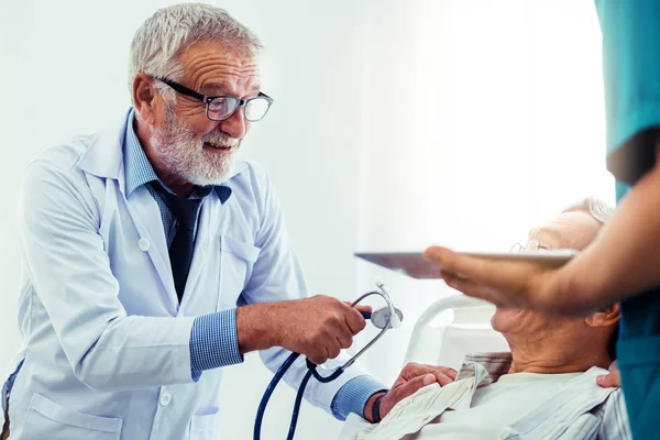 Médico Maduro Hablando Examinando Salud Del Paciente Mayor Sala Hospital — Foto de Stock