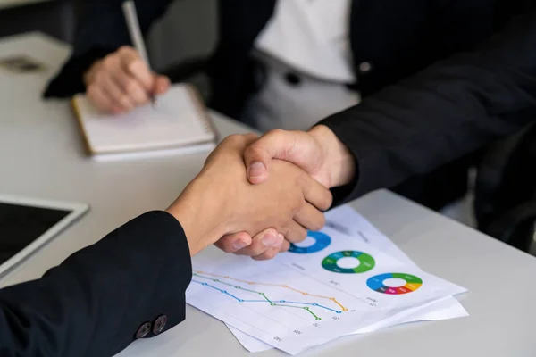 Geschäftsleute per Handschlag im Amt. — Stockfoto