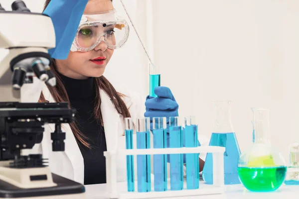 Woman scientist working in chemist laboratory. — Stock Photo, Image