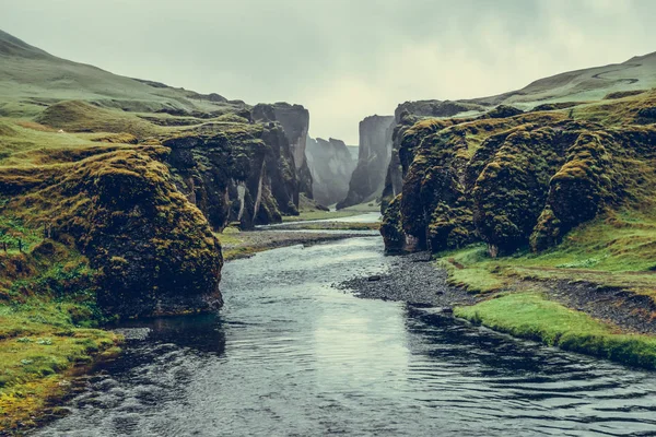 Einzigartige Landschaft von Fjadrargljufur in Island. — Stockfoto