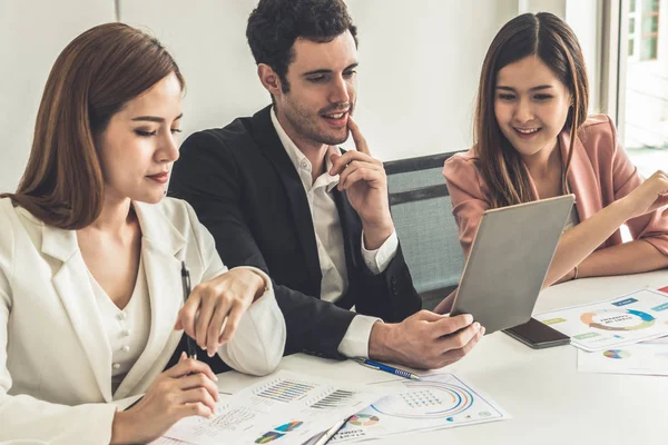 Biznesmen i bizneswoman pracujący w biurze. — Zdjęcie stockowe