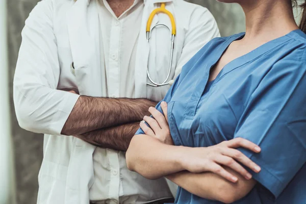 Médico y enfermera trabajando en el hospital . — Foto de Stock