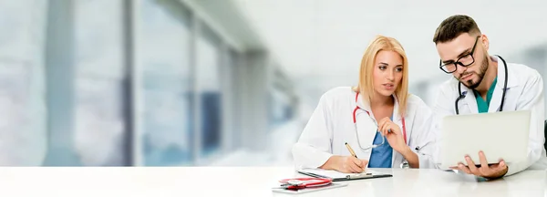 Médicos que trabajan con computadora portátil en el hospital . —  Fotos de Stock