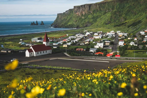 Bela cidade de Vik i Myrdal Islândia no verão . — Fotografia de Stock