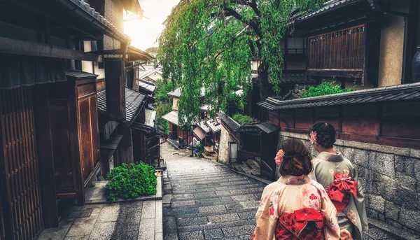 Viajante no distrito de Higashiyama, Kyoto, Japão — Fotografia de Stock