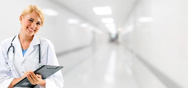 Mulher médica que trabalha no consultório do hospital. — Fotografia de Stock