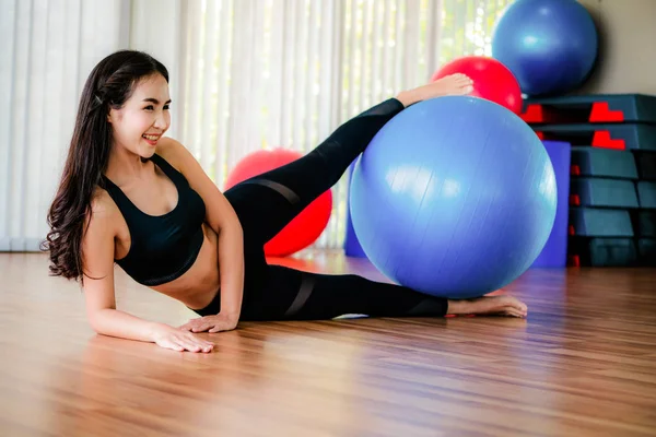 Mujer joven pilates ejercicio con pelota de fitness . —  Fotos de Stock