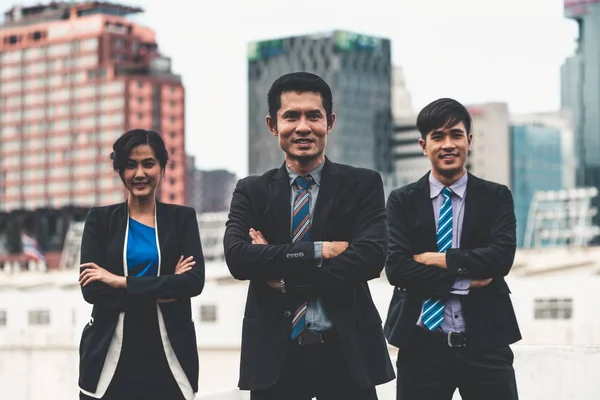 Drie zakenmensen staan met armen gekruist. — Stockfoto