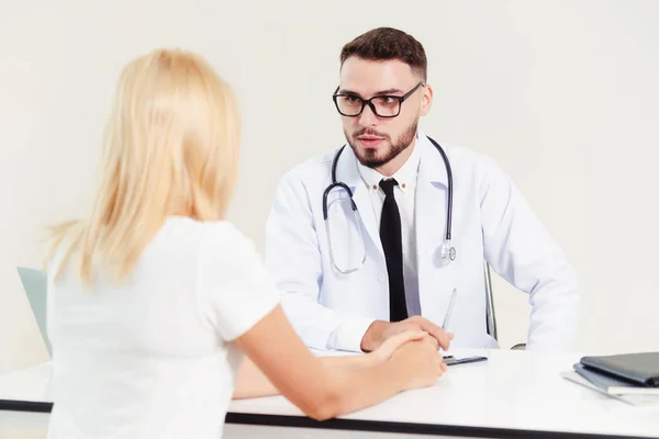 Médico y paciente femenino en el consultorio del hospital — Foto de Stock