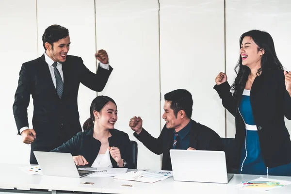 Geschäftsleute in Gruppengesprächen arbeiten im Büro. — Stockfoto
