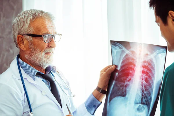 Médicos que trabajan con radiografías del tórax del paciente . — Foto de Stock