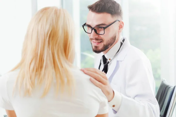 Médico e paciente do sexo masculino no consultório do hospital — Fotografia de Stock