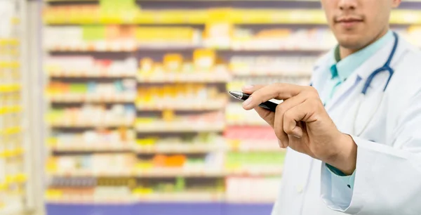 Farmacista indicando lo spazio vuoto per il testo . — Foto Stock