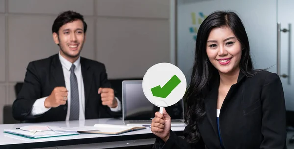 Gerente de recursos humanos contratar candidato masculino. —  Fotos de Stock