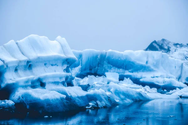 冰岛Jokulsarlon冰川泻湖中的冰山. — 图库照片