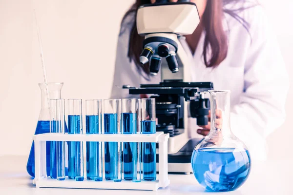 Scientist working in biochemistry laboratory. — Stock Photo, Image