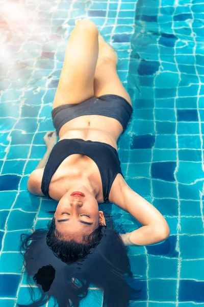 Femme à la piscine en été dans un complexe de luxe . — Photo