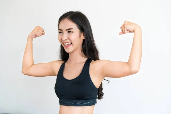 Fitness salonunda güçlü ve kendine güvenen Asyalı kadın. — Stok fotoğraf