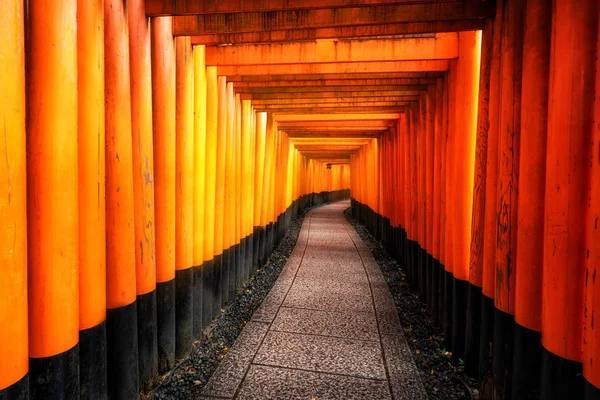 Röda Torii Gates i Fushimi Inari i Kyoto, Japan. — Stockfoto