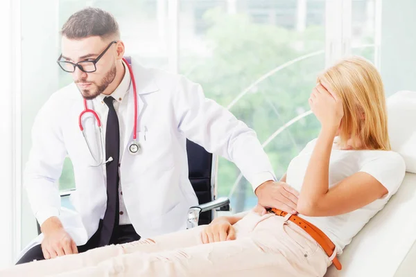 Médico y paciente femenino en el consultorio del hospital — Foto de Stock