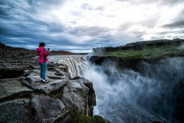 Viajante viaja para Dettifoss Cachoeira na Islândia — Fotografia de Stock