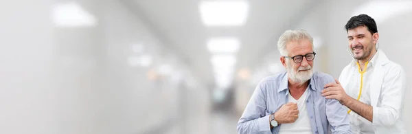 Médico revisando la salud del paciente en el hospital . — Foto de Stock