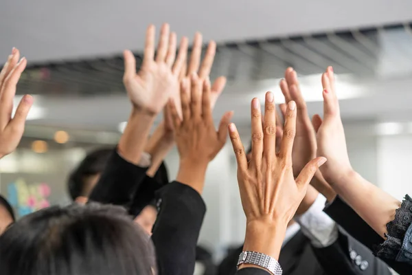 Muchos Empresarios Felices Levantan Las Manos Con Alegría Éxito Empleado — Foto de Stock