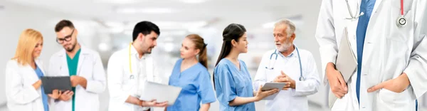 Doctor working in hospital with other doctors. — Stock Photo, Image