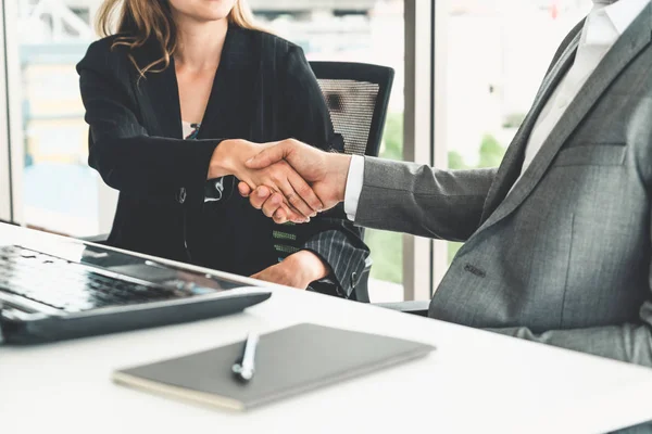 Zakenman handdruk zakenvrouw in functie. — Stockfoto