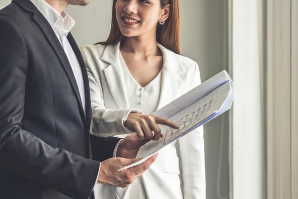 Reunión de mujer de negocios con hombre de negocios en el cargo. — Foto de Stock