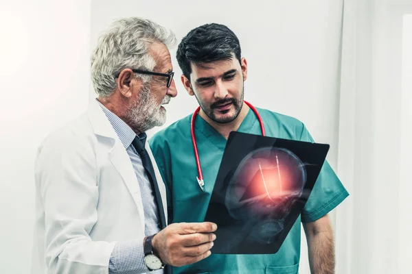 Doctor in het ziekenhuis werken aan x ray film afbeelding. — Stockfoto