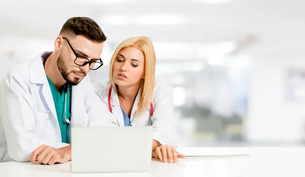 Läkare som arbetar med bärbar dator på sjukhus. — Stockfoto