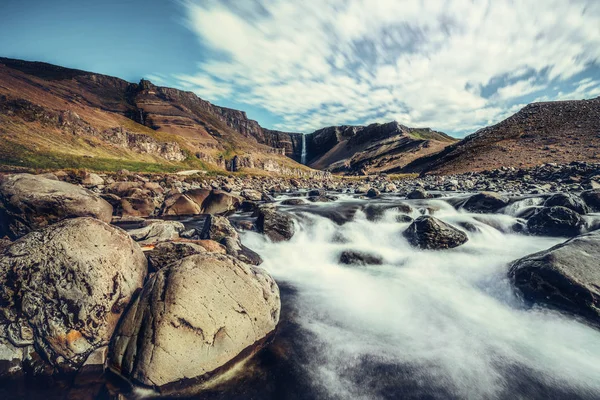 Piękny wodospad Hengifoss we wschodniej Islandii. — Zdjęcie stockowe