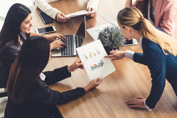 Femmes d'affaires en réunion, Ordinateur portable sur la table — Photo