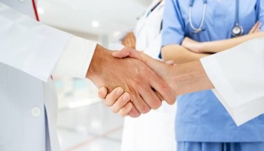 Doktor diğer doktorlar ile hastanede çalışıyor.