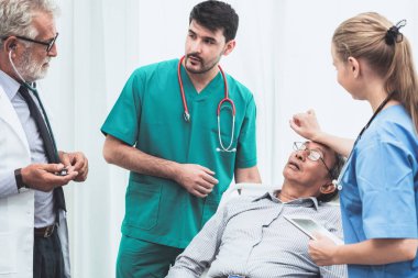 Doktor ekibi kıdemli yetişkin hasta bakımı.