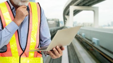 Şantiyede endüstri projesinde çalışan endüstri işçisi veya mühendisi. Mühendislik insanları çözüm hizmeti konsepti.