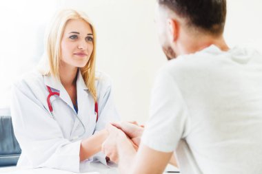 Kadın Doktor ve Erkek Hasta Hastane Ofisinde