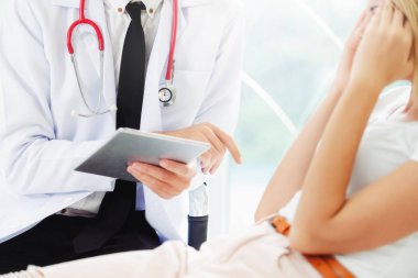 Hastane Ofisinde Erkek Doktor ve Kadın Hasta