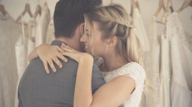 Gelin ve damat gelinlik töreni hazırlamak.