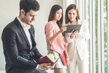 İşadamı iş yerinde kitap okuyor. .